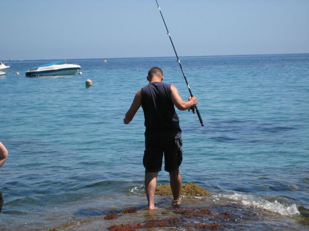 pêcheurs au leurre bord de mer