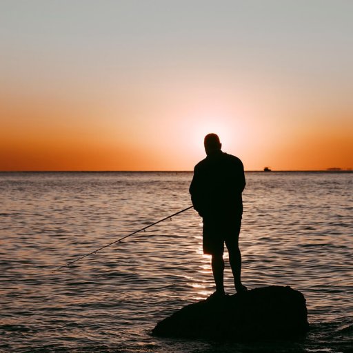 pêcheur au coucher du soleil et du bord
