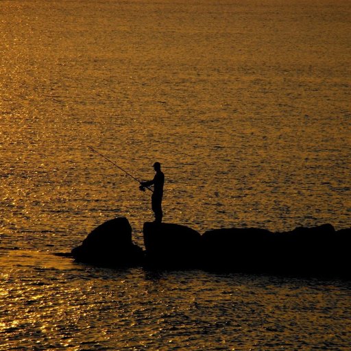pêcheur lancer coucher du soleil