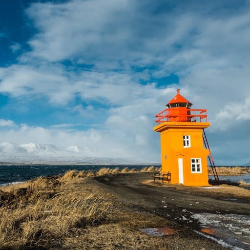 phare orange sur falaise