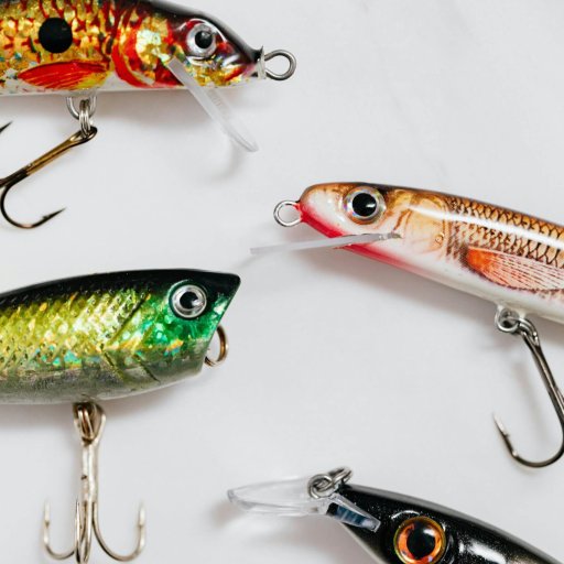 4 leurres sur fond gris